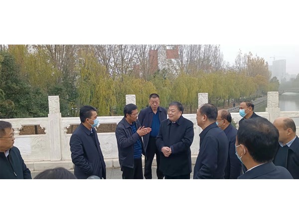 陳秀興巡視東昌湖、運(yùn)河環(huán)境治理工作